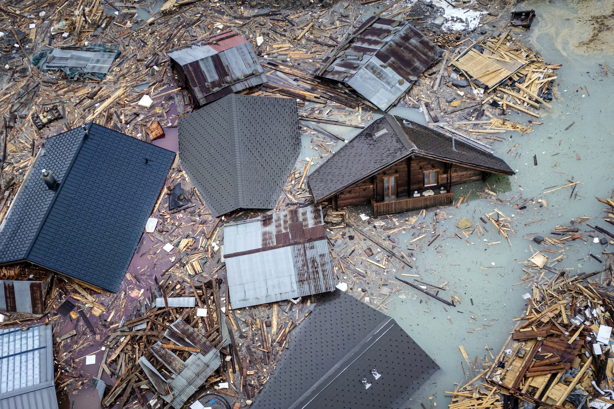 Nakon kiša sve veći rizik od lavine u švicarskom selu Brienz