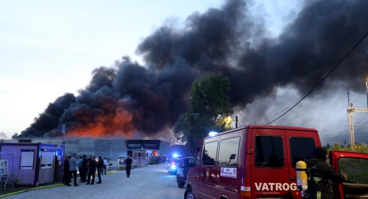 Oglasila se firma čije skladište gori kod Zaprešića