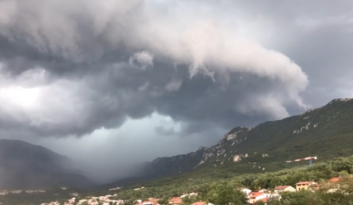 VIDEO Veliko nevrijeme u Sloveniji. Vjetar kidao krovove, tisuće bez struje