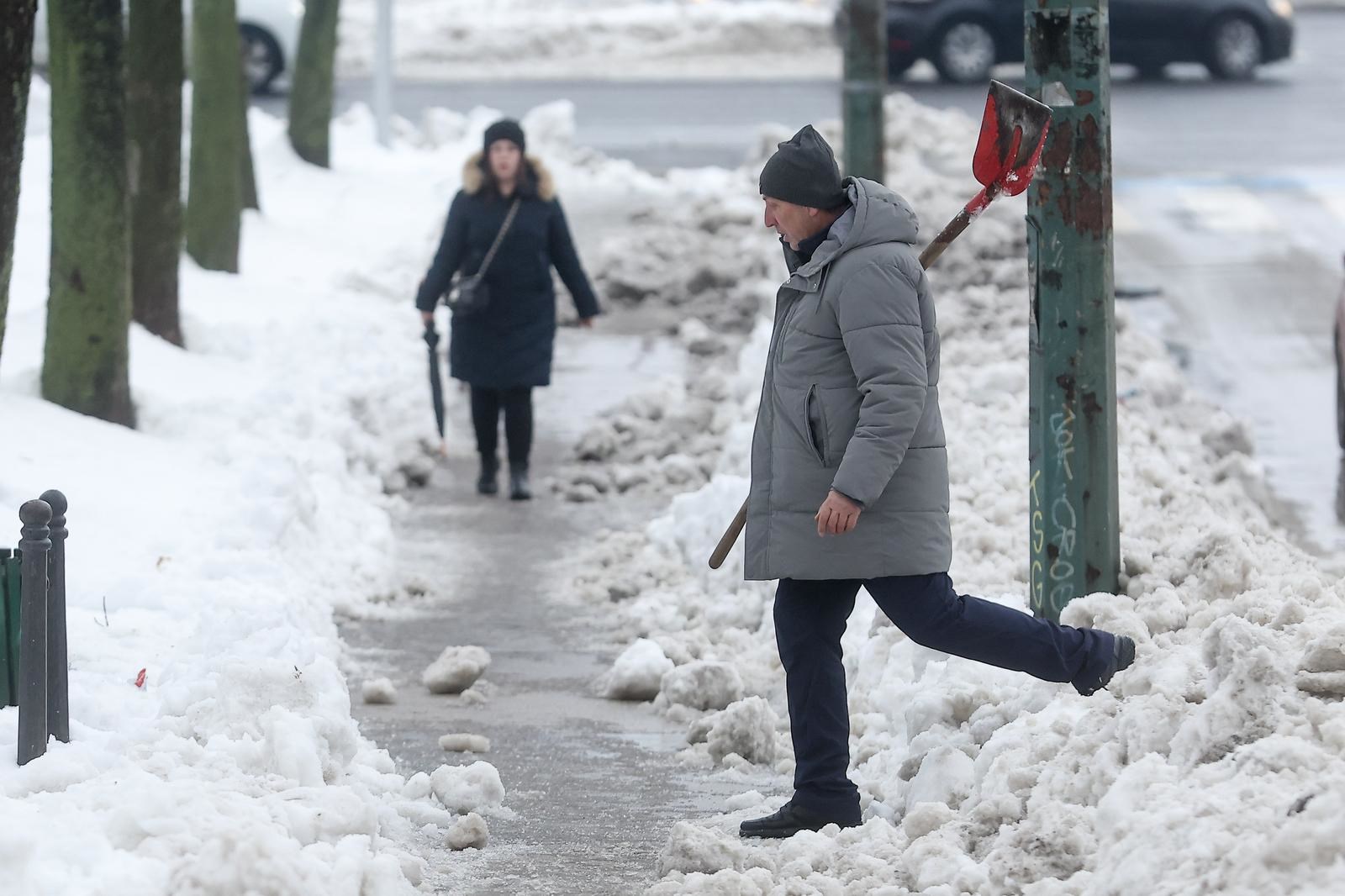 Snijeg u BiH stvorio priliku za zaradu. Nudi se plaća za čišćenje, ljudi stoje u redu