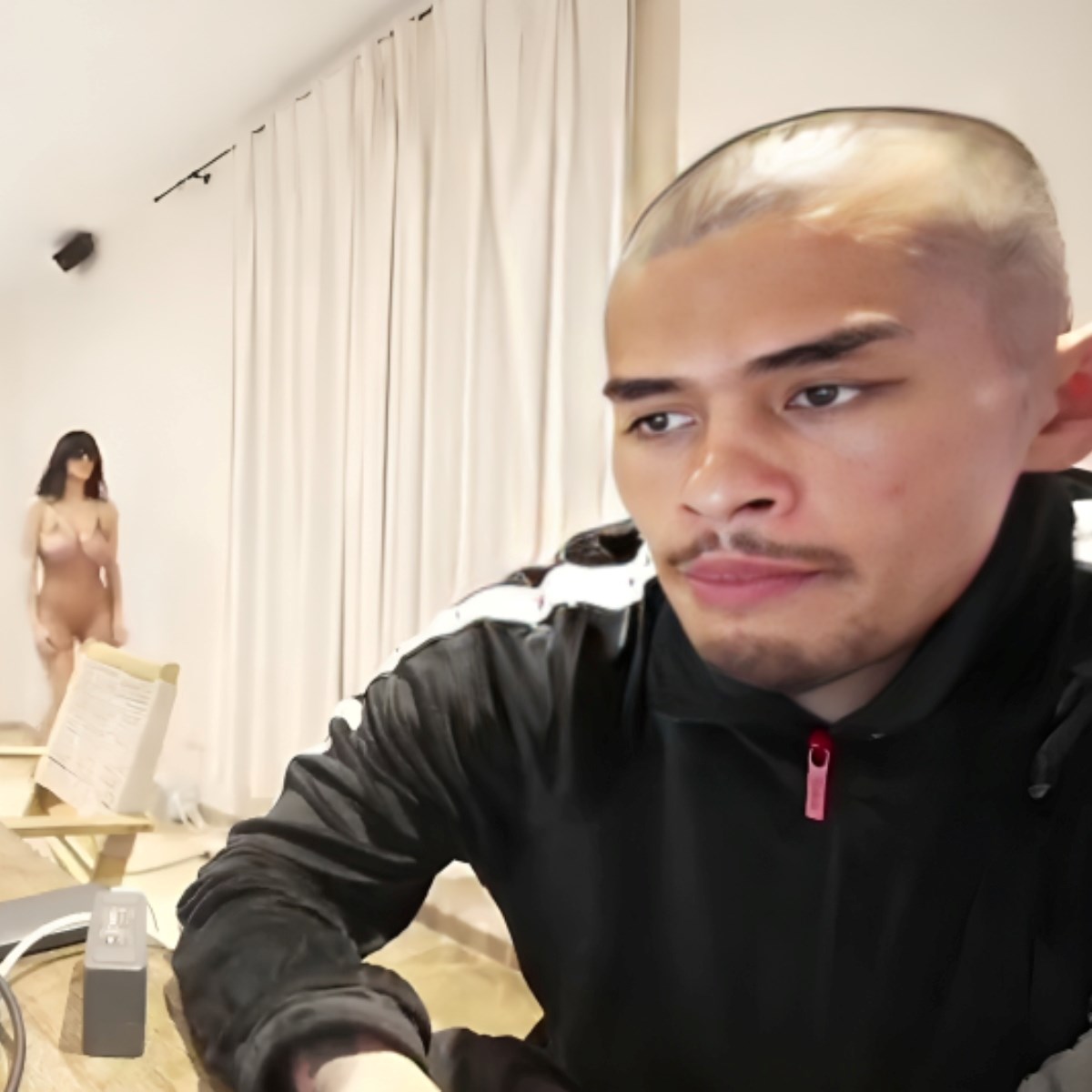 Bianca Censori u 18+ izdanju upala u kadar streamera, on brzo kameru prekrio rukom
