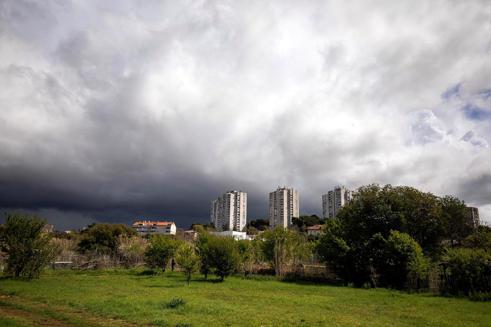 Oblačno s malo sunca cijeli tjedan, s temperaturama nižim od prosjeka