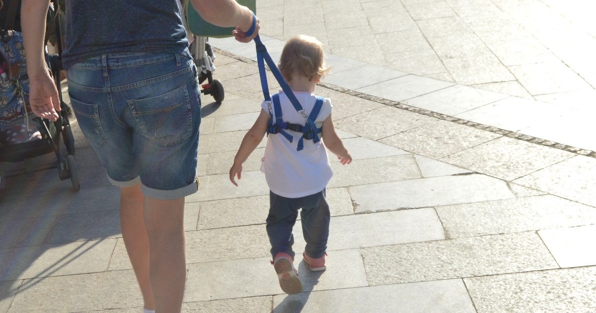 Mama je osuđivala roditelje koji vode djecu na uzici. Sada to i sama radi