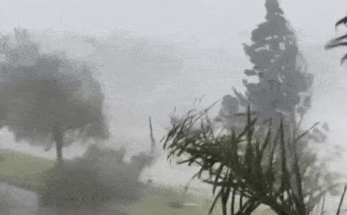 Uragan Ida blago oslabio, prate ga poplave i vjetar brzine od oko 200 km/h