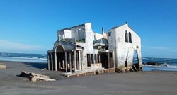 Misteriozna napuštena vila nasukala se na plažu u Salvadoru
