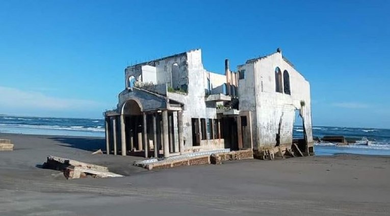 Misteriozna napuštena vila nasukala se na plažu u Salvadoru
