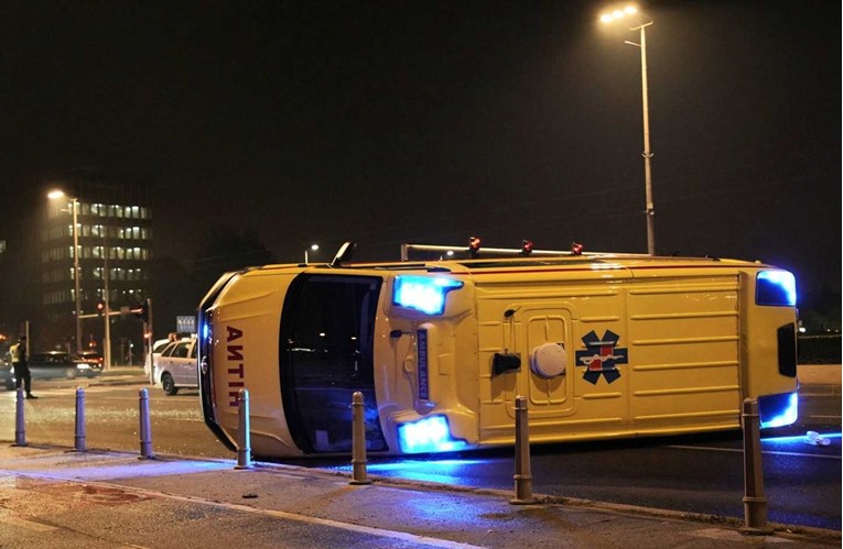 VIDEO U Zagrebu se sudarili hitna i auto, hitna završila na boku. Dvoje ozlijeđenih