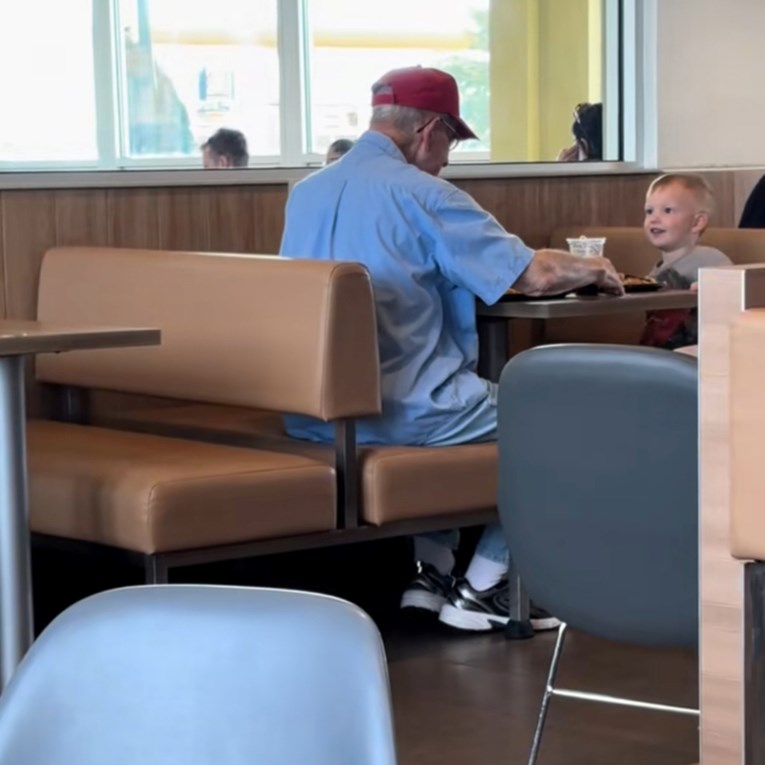 Trogodišnjak vidio da stariji muškarac doručkuje sam, pa napravio nešto predivno 🥹