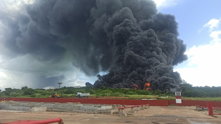U velikom požaru naftnog skladišta na Kubi 17 nestalih i 77 ozlijeđenih