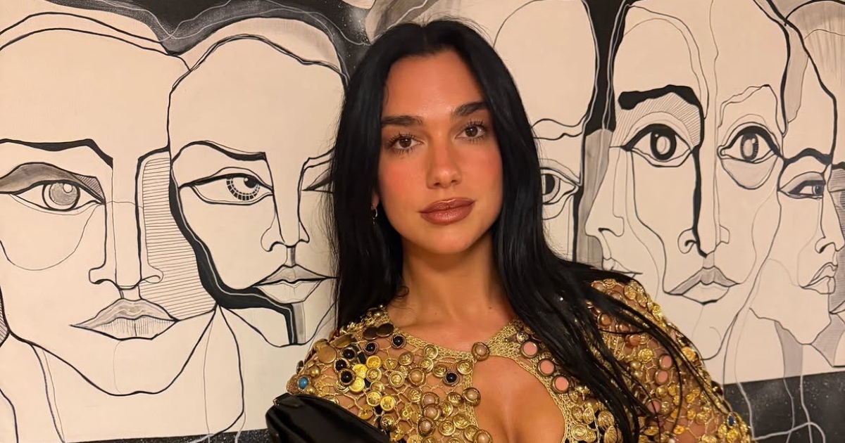 Dua Lipa nosila top prekriven kovanicama, gumbima i kamenčićima