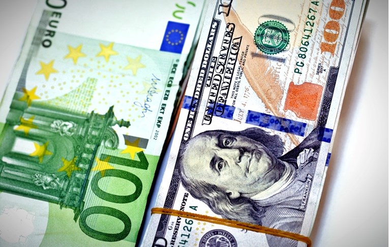 Dolar ojačao prema euru nakon povećanja kamata Feda i ECB-a