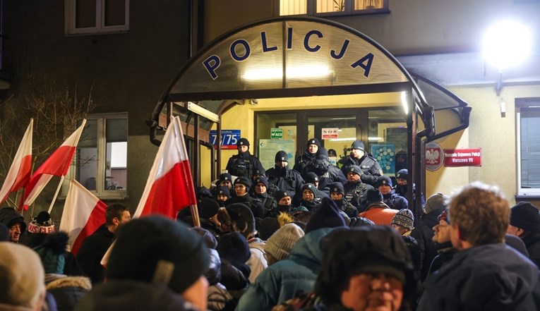 Rat u vrhu poljske vlasti. Policija upala kod predsjednika, uhitila bivšeg ministra