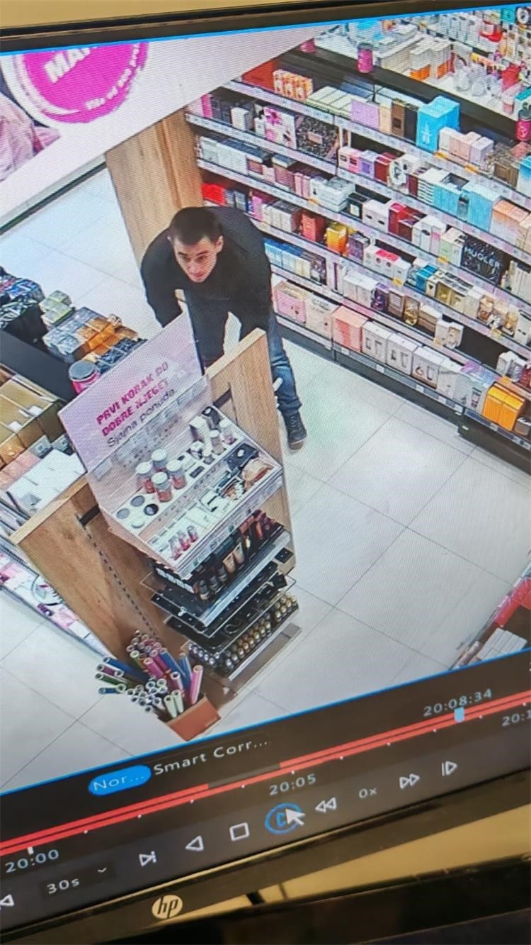Prepoznajete li muškarca s fotografija? Policija ga traži zbog krađe u Solinu