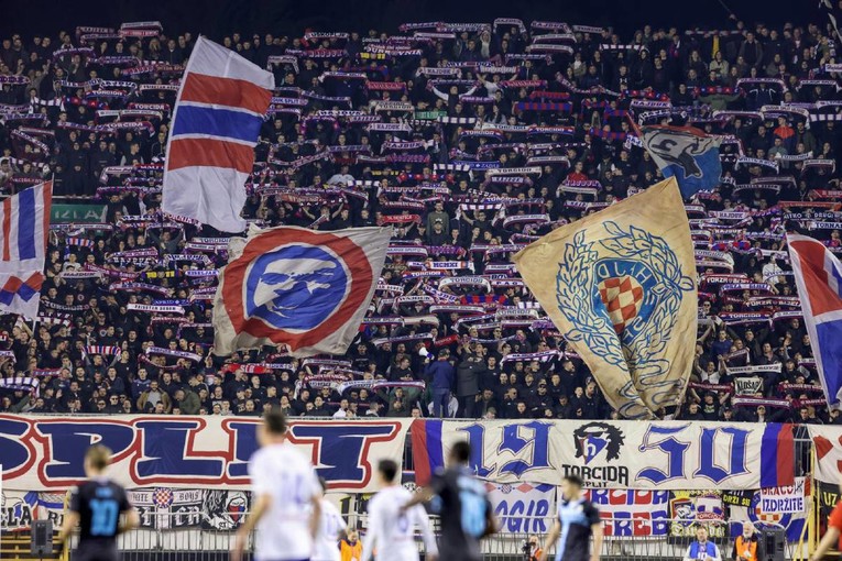 Torcida pozvala na nošenje hrvatskih zastava. Hajdukovci ih napadaju u komentarima