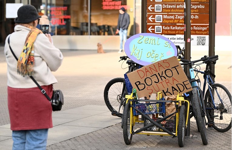 U Zagrebu ostavljen bicikl s namirnicama i dvije poruke: "Zemi si kaj očeš"