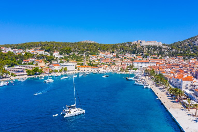 Daily Mail izdvojio hrvatski otok kao top destinaciju za 2024.: "Ima najčišće more"