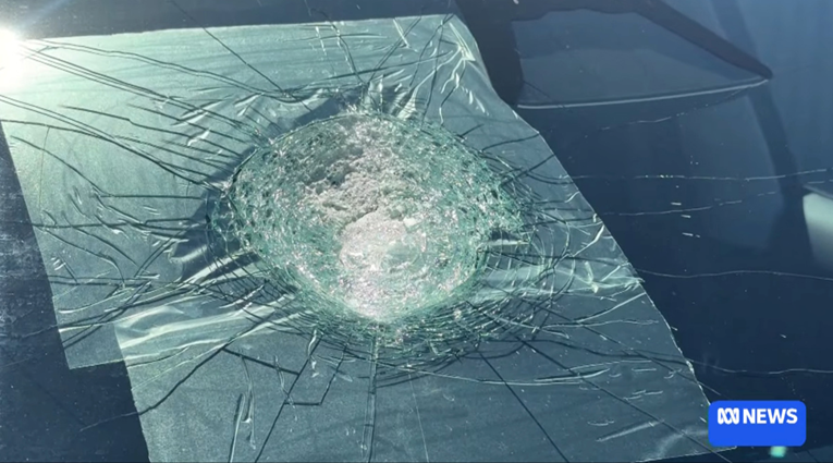 FOTO Misteriozni objekt udario auto u Australiji. Sumnja se na meteorit