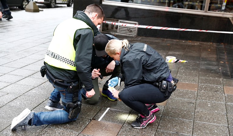 Bijelac u uniformi pucao po džamiji u Norveškoj, jedna osoba ranjena