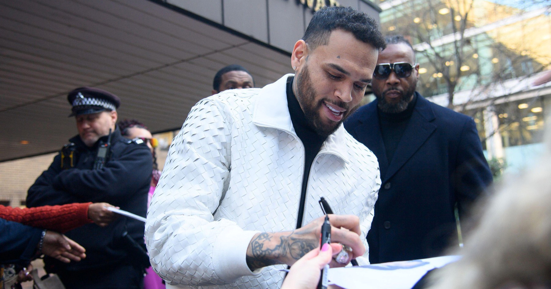 Chris Brown došao na sud u Londonu zbog optužbi za napad, dijelio autograme fanovima