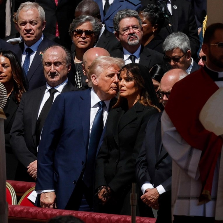 Čitač s usana: Trump je na Papinu sprovodu bio zbunjen, Melania mu davala upute