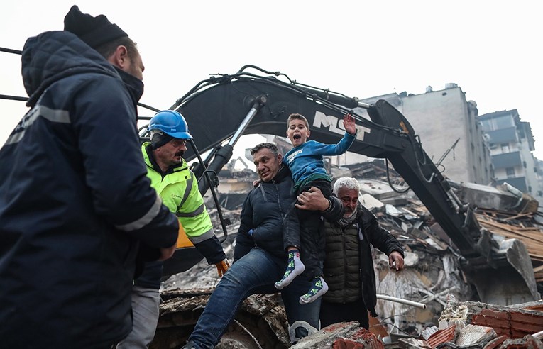 FOTO Ovo je 8-godišnji Yigit, 52 sata bio je ispod srušene zgrade i čekao pomoć