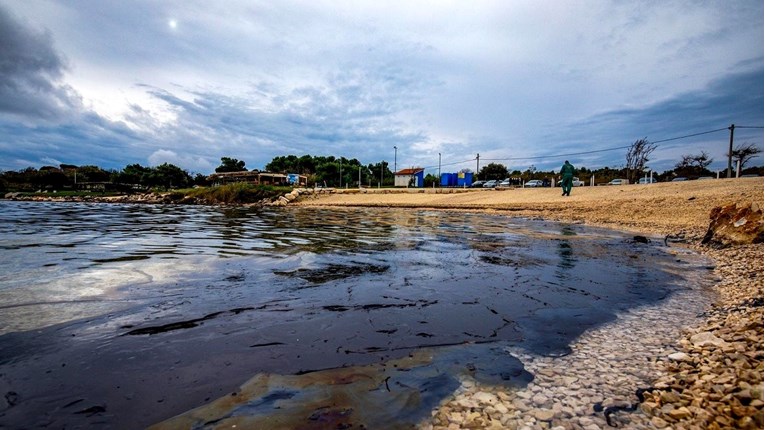 U Ližnjanu se nastavlja čišćenje obale. Ina: Nemamo nikakve veze sa zagađivanjem