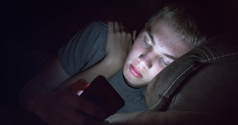 Psihologinja: Zabranite mobitele u spavaćim sobama, najgore se događa noću