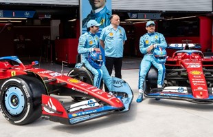 Vozači Ferrarija pred novinare došli u plavim, a ne crvenim uniformama. Evo zašto