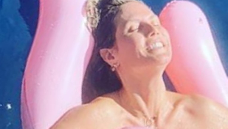 Heidi Klum u bazenu pokazala goleme plastične grudi