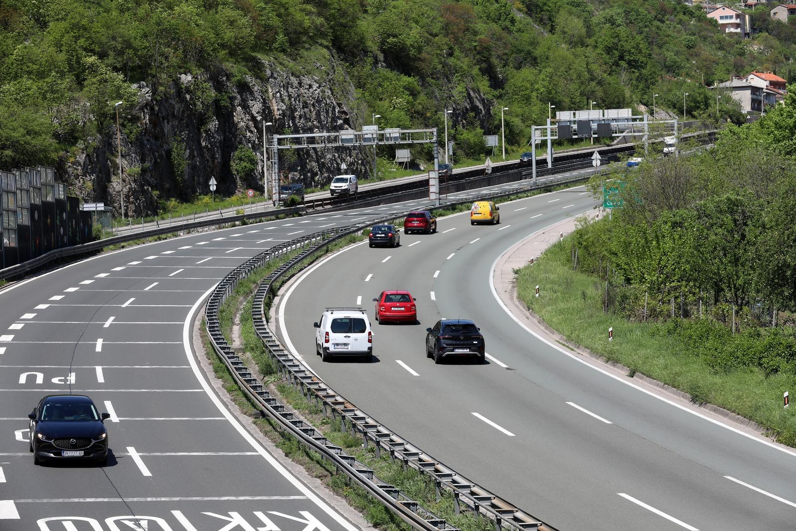 Vozilo u kvaru na A6 između Kikovice i Oštrovice, vozi se jednim trakom