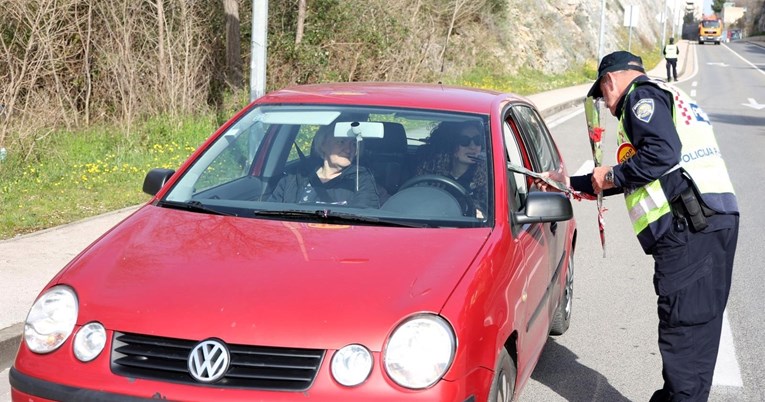 VIDEO Policajci u Šibeniku iznenadili vozačice, pogledajte čime su ih dočekali