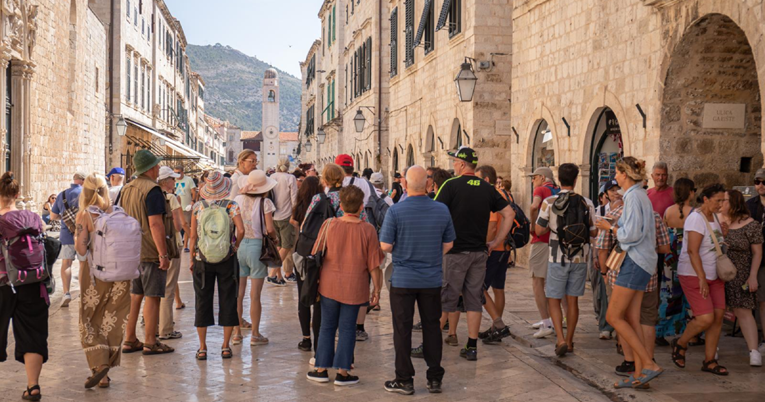 Dubrovnik je još uvijek pun turista, uživaju u razgledavanju grada