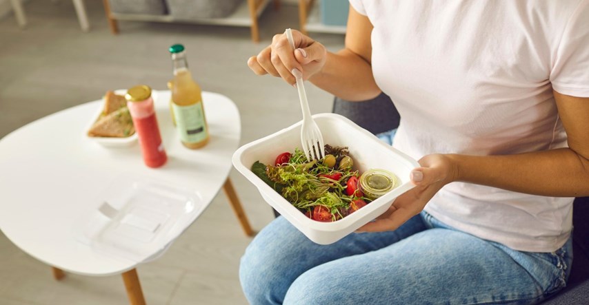 Žena jela samo gotove salate pa se šokirala kada je u vlastitoj stolici pronašla crve