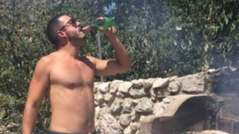 Boris Rogoznica uživa nakon razvoda: Fotkao se u boksericama, roštiljao i pio pivo