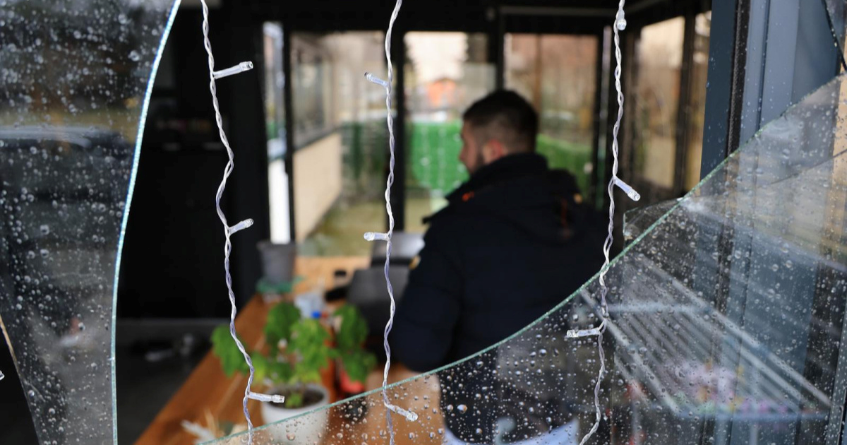 VIDEO Vlasnik kuće na koju je bačen eksploziv: Strah nas je. Na terasi je 200 gelera