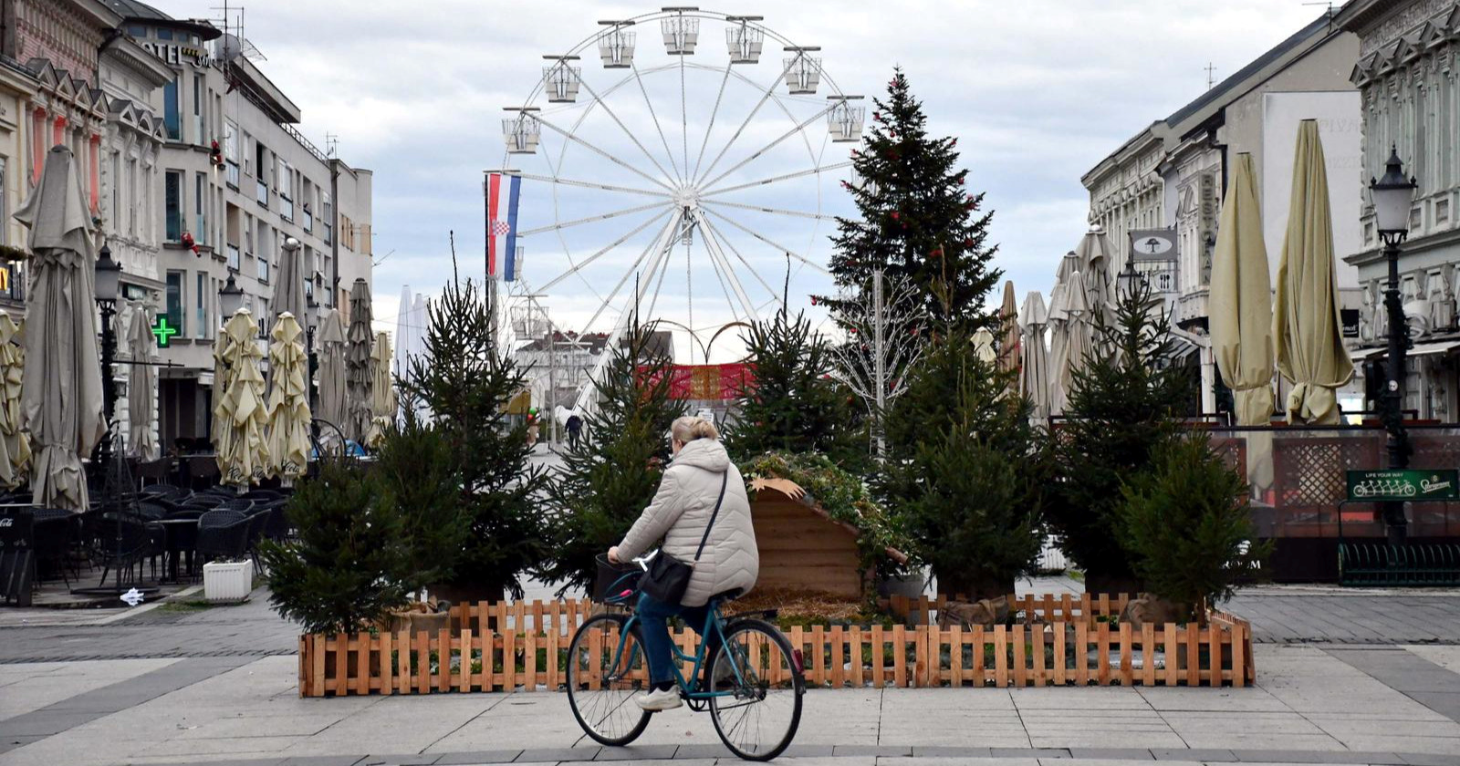 Slavonski Brod je spreman za blagdane. Ukrasi i jelke preplavili grad