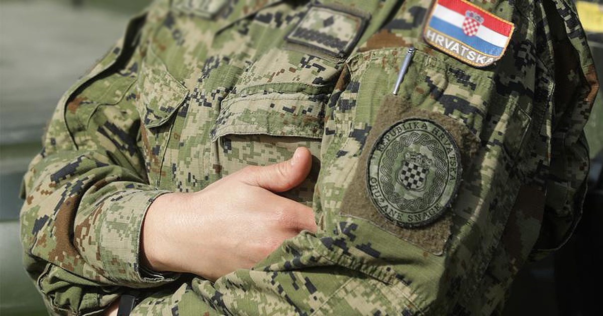 Vojnikinja u kninskoj vojarni pala s 5 metara visine na beton