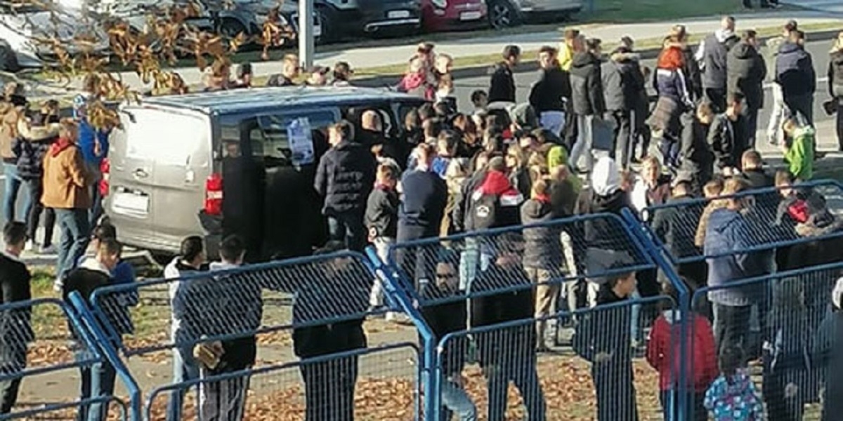 VIDEO Korona-kombi izazvao neviđenu gužvu prije utakmice Slaven - Hajduk
