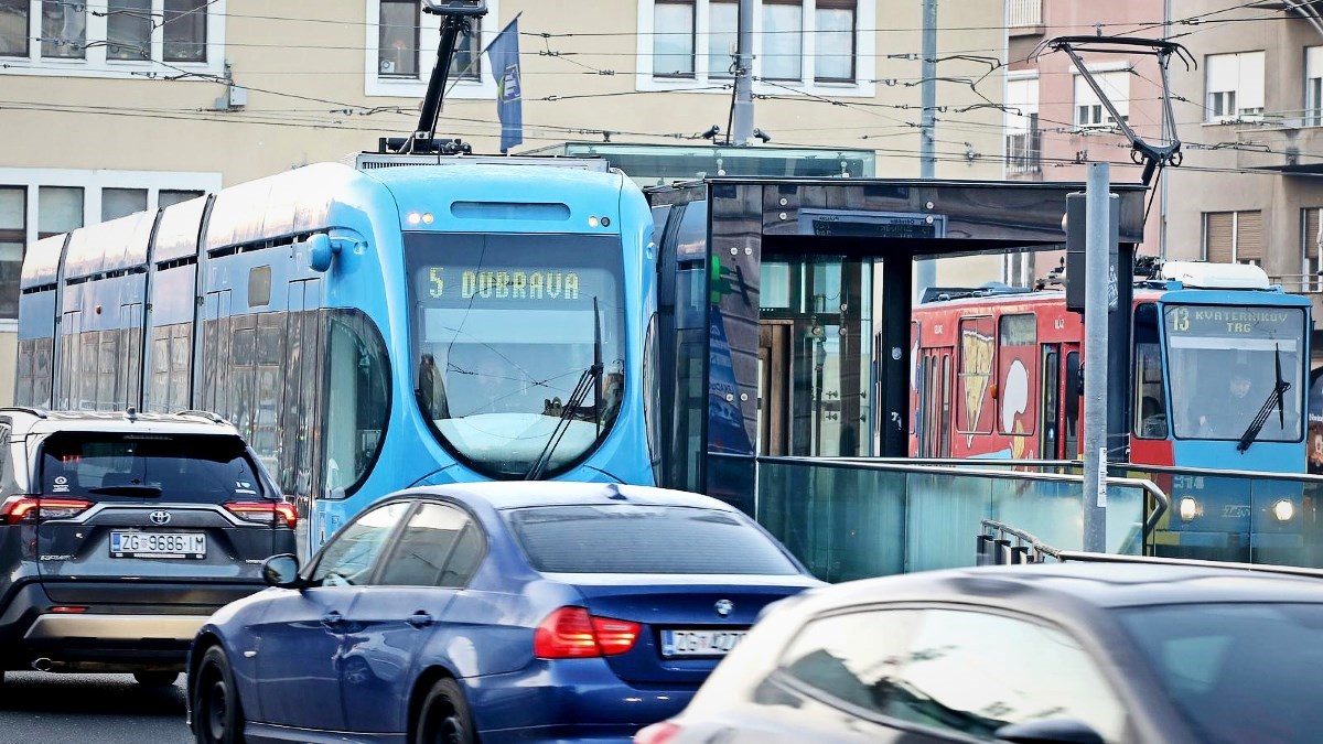 Zbog sudara u Zagrebu dio tramvaja u zastoju, uvedena izvanredna autobusna linija