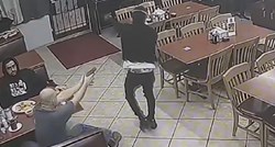 VIDEO Pljačkaš upao s plastičnim pištoljem u restoran u Teksasu, gost ga ubio