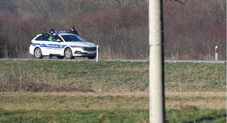 Pijani policajac policijskim autom upao u kanal