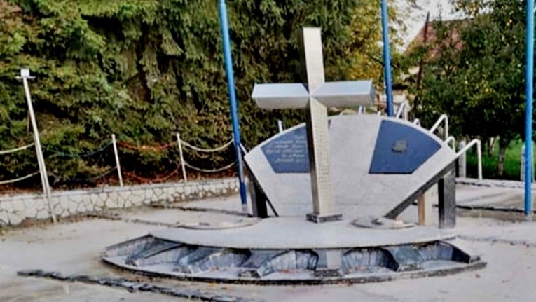 Polomljen spomenik poginulim Hrvatima u srednjoj Bosni