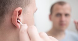 Korisnici TikToka čiste uši od voska hidrogen peroksidom. Je li to sigurno?