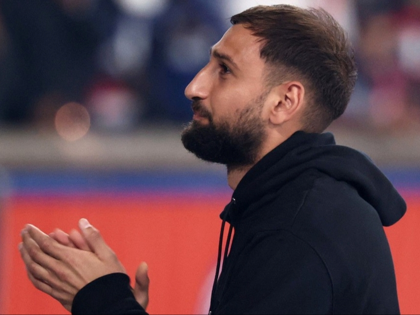 VIDEO Navijači PSG-a na rastanku skandirali Donnarummi. Onda su ga okružili suigrači