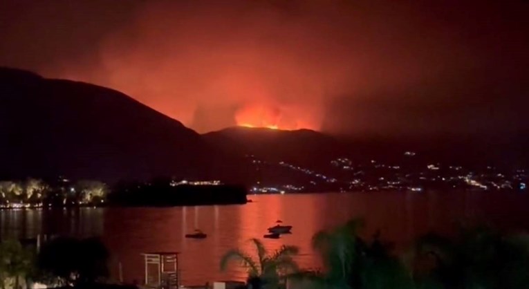 Požari zahvatili drugi turistički otok u Grčkoj, evakuiraju ljude čamcima i brodovima