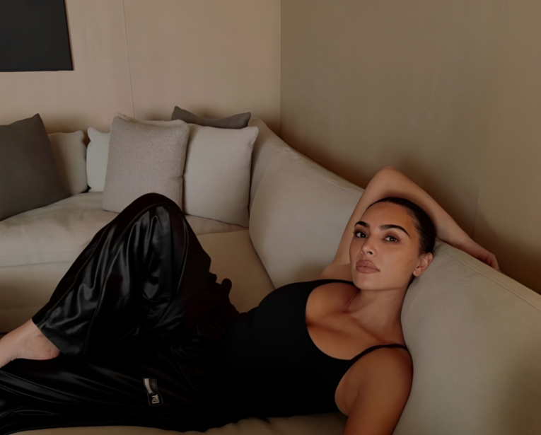 Kim Kardashian oživjela stil 2000-ih u bodiju i cargo hlačama