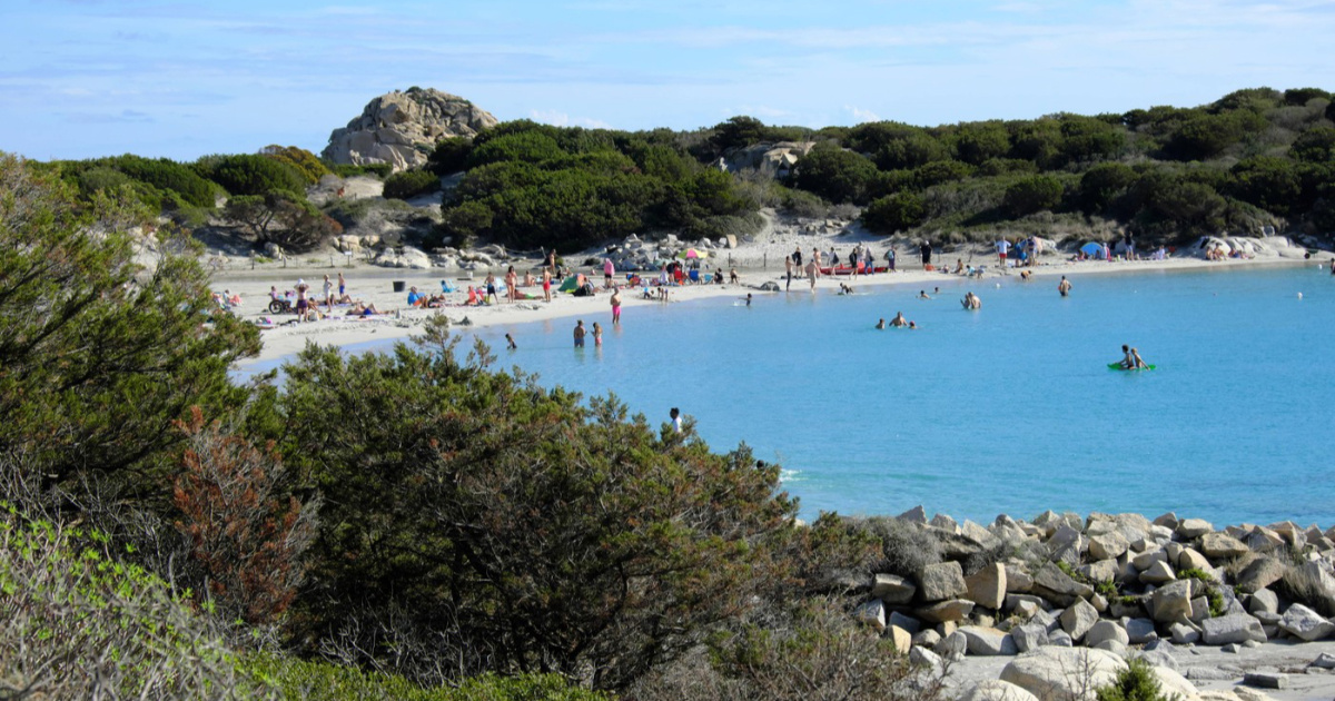 Na plaži na Sardiniji uvedena zabrana suncobrana za osobe od 10 do 65 godina