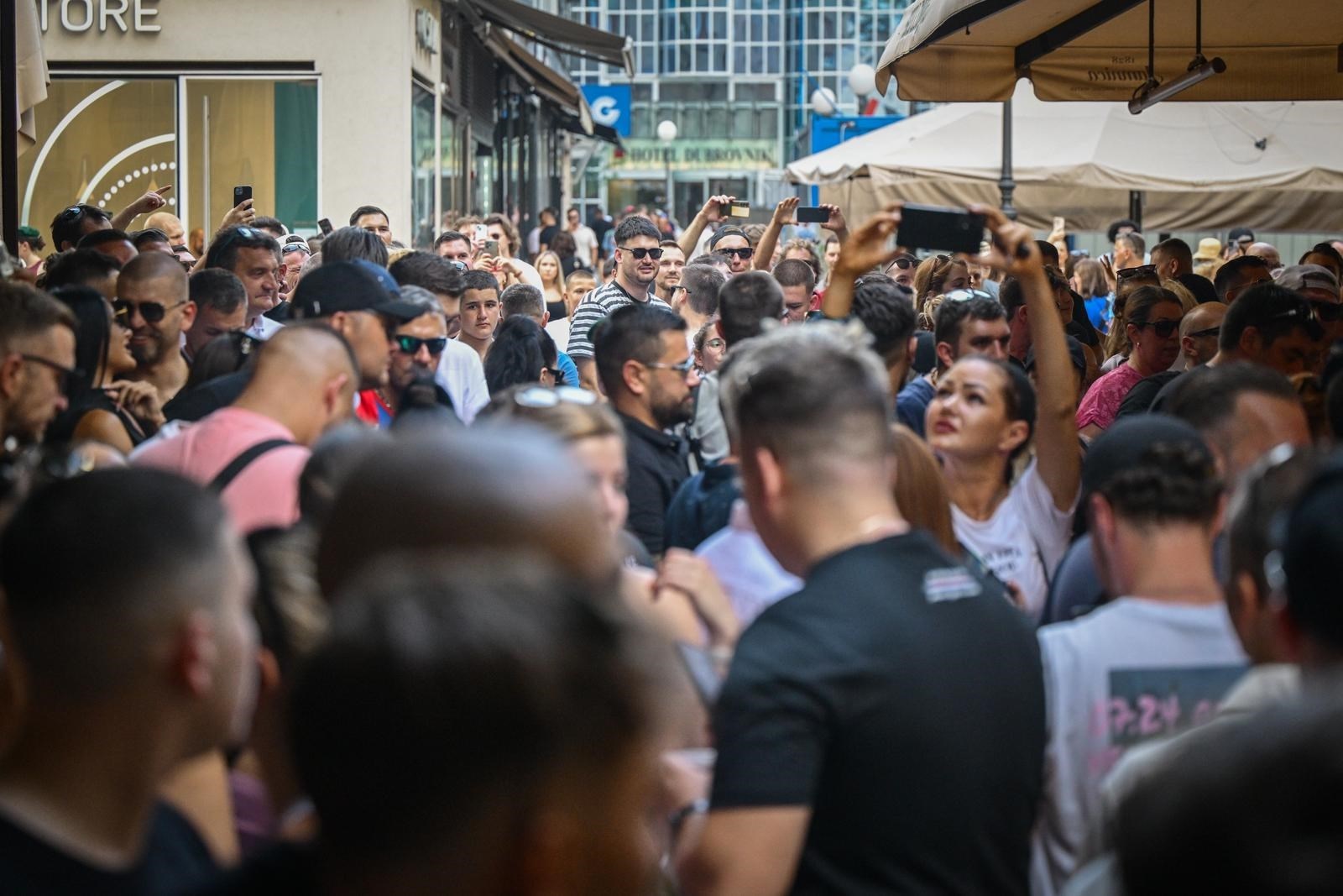 FOTO I VIDEO Opsada Bogovićeve. Pjeva se Thompson, nose se beretke, izvješena zastava
