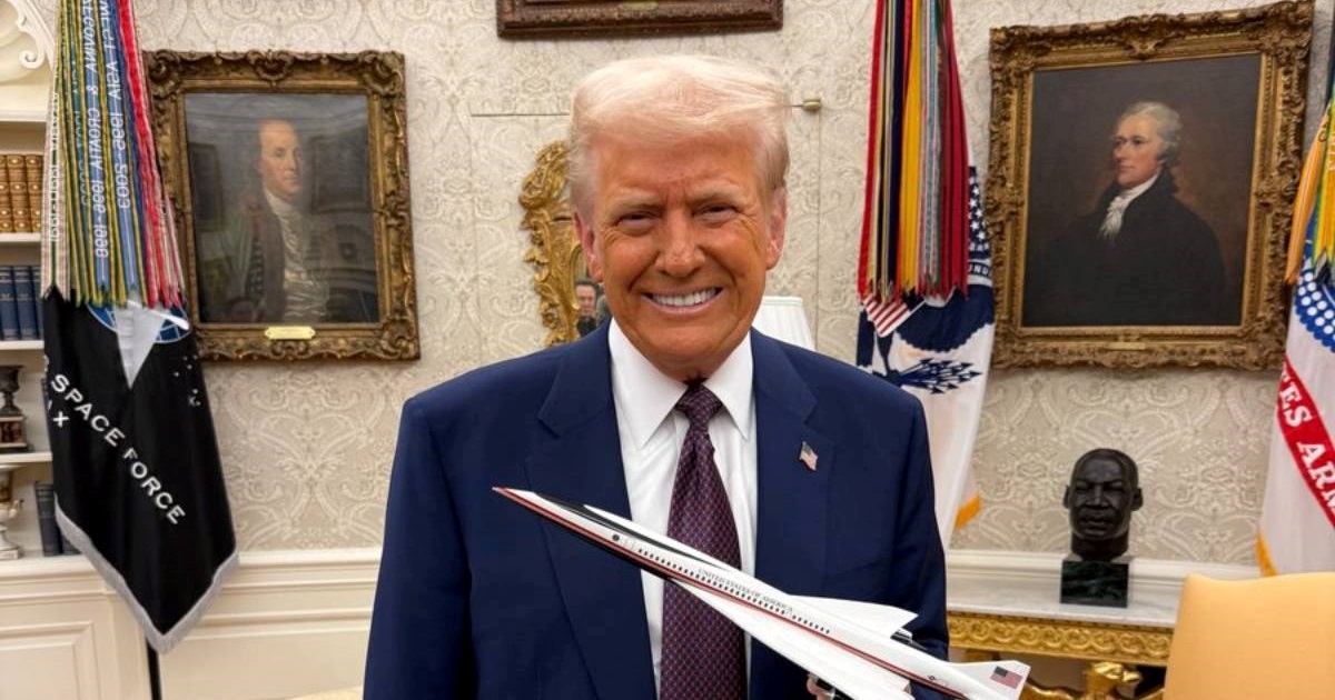 "Ovo je jezivo": Trumpova fotka postala viralna jer ga Musk promatra iz pozadine