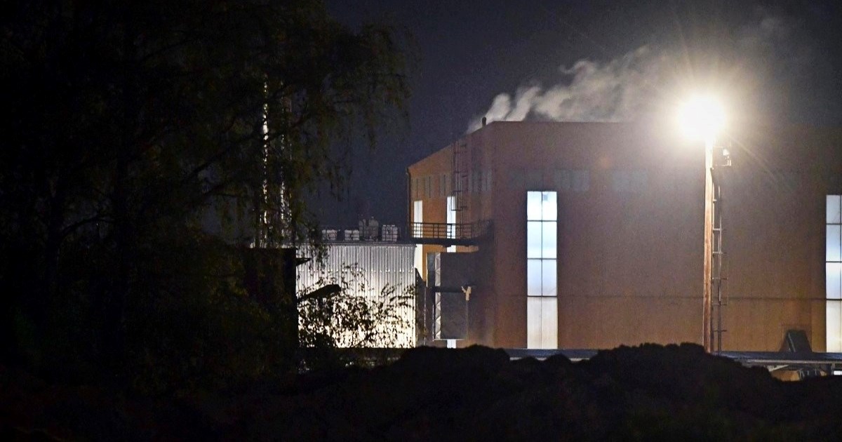 Gorio silos s piljevinom u Slavonskom Brodu. Prvo se čula eksplozija